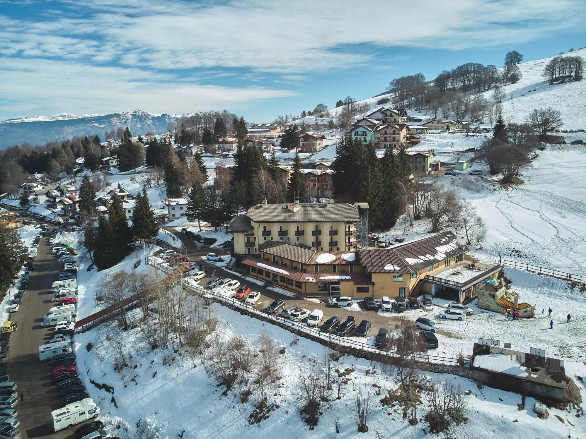 Hotel Dolomiti - Azzurro Club Polsa エクステリア 写真